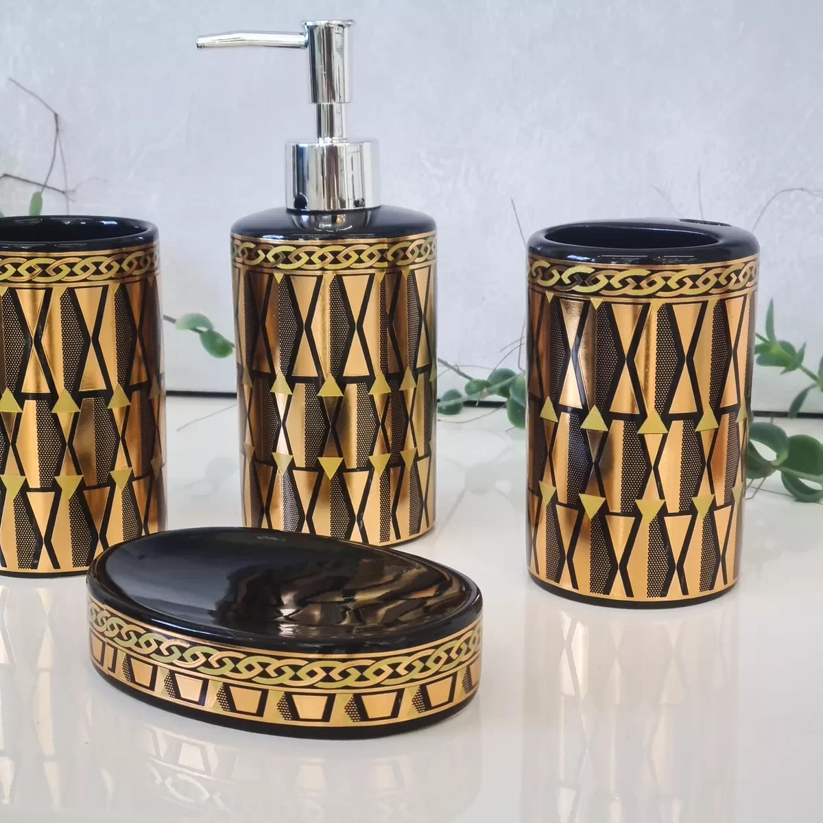 Ver imagem 5 de Kit Banheiro Luxo Dourado Lavabo 4 Peças Porta Sab Liquído Escova