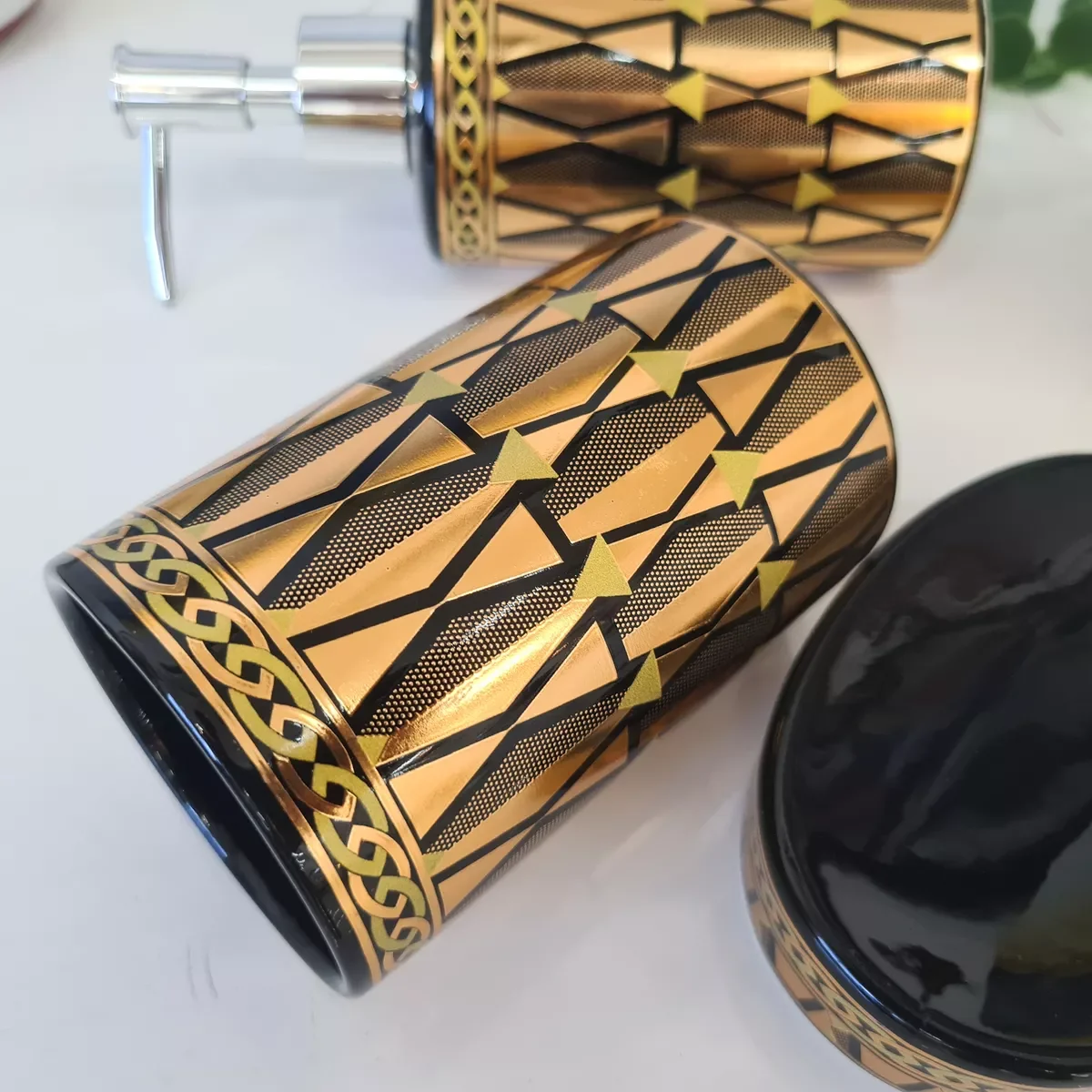 Ver imagem 2 de Kit Banheiro Luxo Dourado Lavabo 4 Peças Porta Sab Liquído Escova