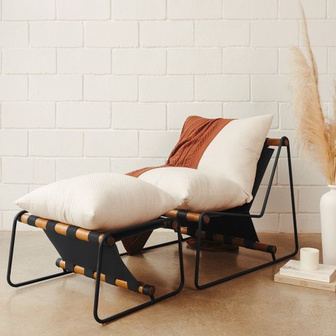 Kit Poltrona com Puff Turim Base Aço Preto Recouro Black Linho Off White - Nexta Casa