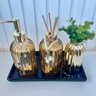 Decoração bandeja + vaso dourado + difusor + porta sabonete - 4
