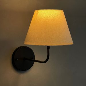 Arandela de Parede Clássica Curvada Preta com Cúpula Bege Decoração Casa e Sala Quarto