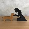 Escultura Decorativa Menina e seu Dachshund Vegras Liso Preto - 1