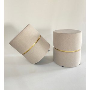Kit 2 Puffs com Cinta Dourada Elegante Moderno Luxo Redondo Cor Linho Bege Decorar Sala Moveis