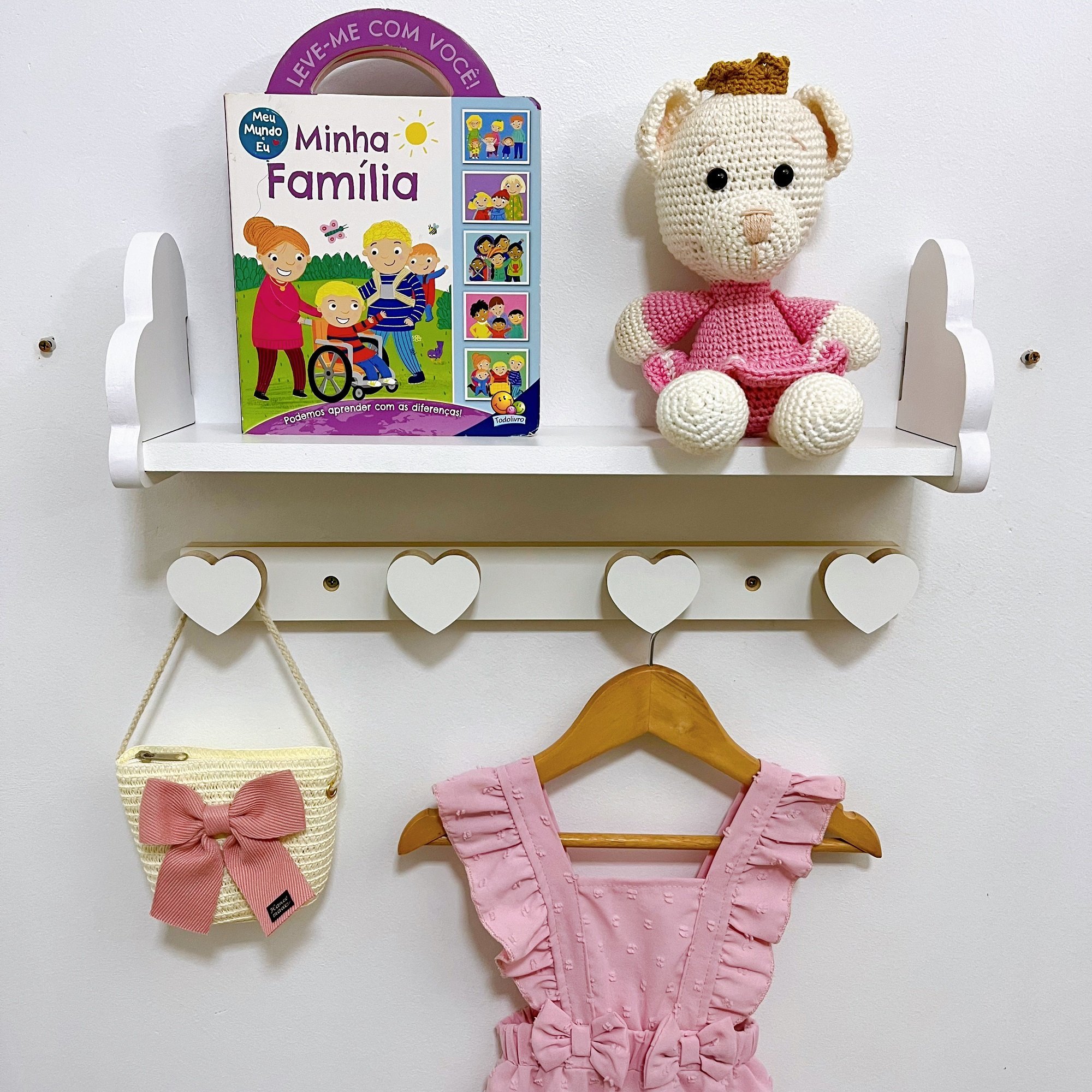 2 Prateleiras Infantil Formatos 45cm e 2 Cabideiros Coração:branco Nuvem