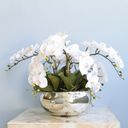 Ver imagem 1 de Arranjo com Seis Orquídeas Artificiais Brancas de Silicone no Vaso Prateado