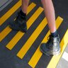Fita Antiderrapante 5 Metros Chao Escada Degraus Piso Demacaçao Previne Acidentes Segurança Demarcaç - 4