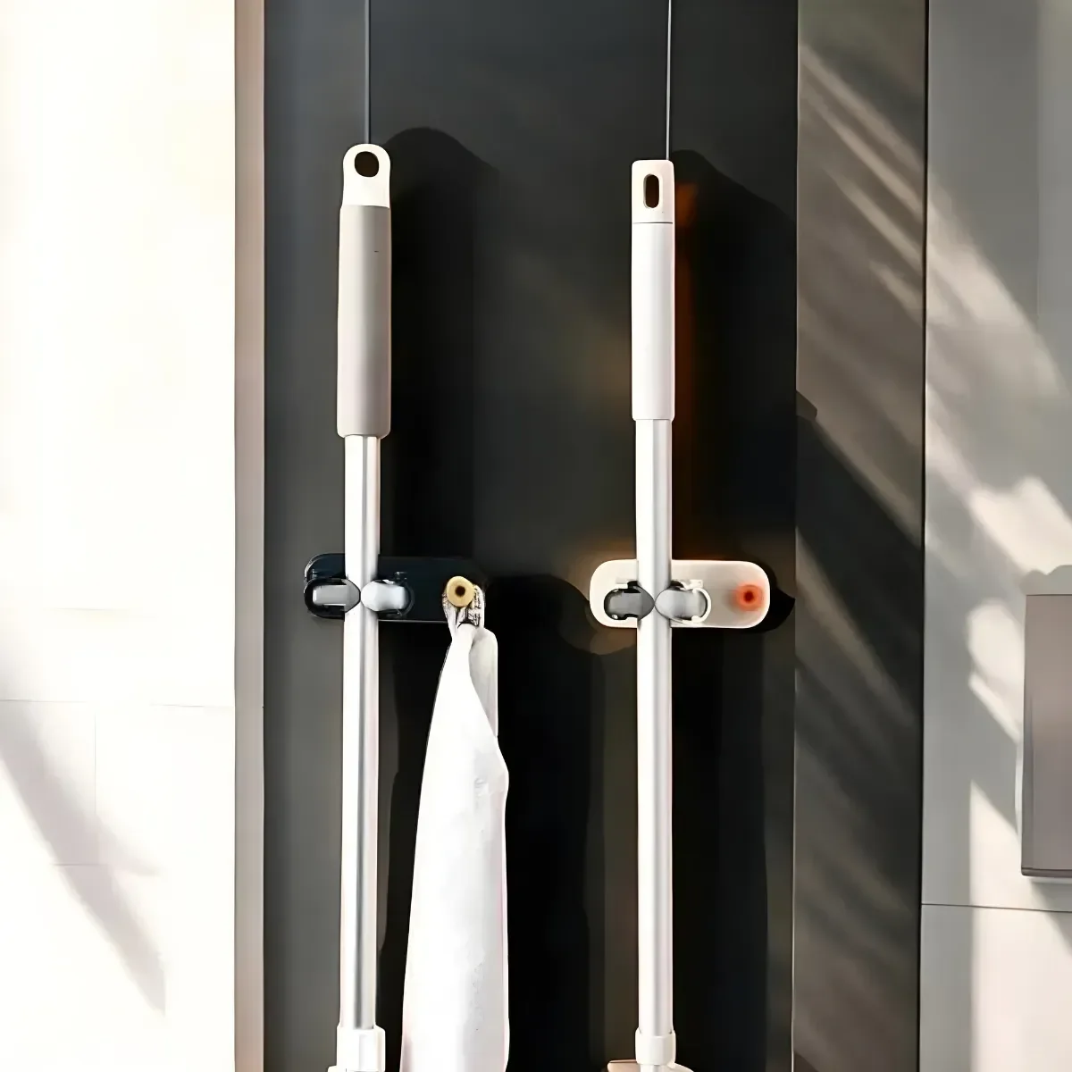 Ver imagem 4 de Organizador Multifuncional de Parede Vassouras e Rodos