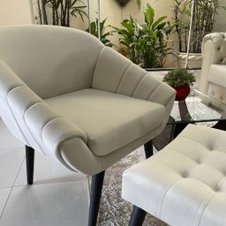 Kit Duas Poltronas Giovana em Sued Premium: Bege Pés Tabaco - 5