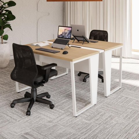 Mesa Escrivaninha Dupla 30mm Pés Metal com Régua para Tomadas F5 Office Cor:Macadâmia com Branco