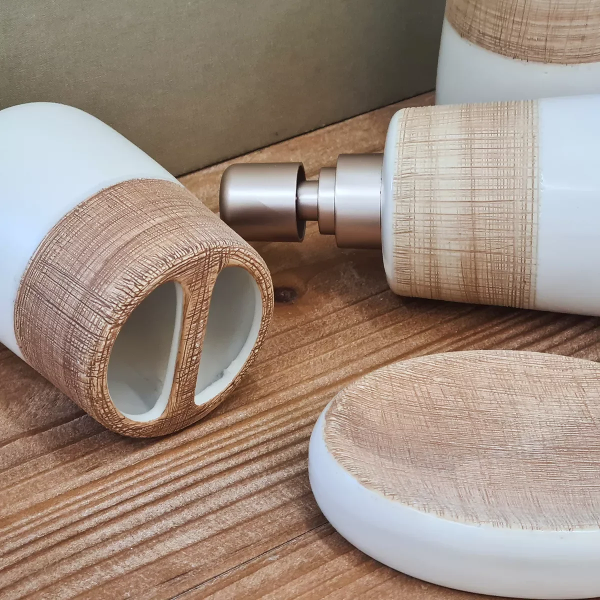 Ver imagem 5 de Kit Banheiro Branco Lavabo 4 Peças Porta Sabonete Liquído Mesclado Marrom