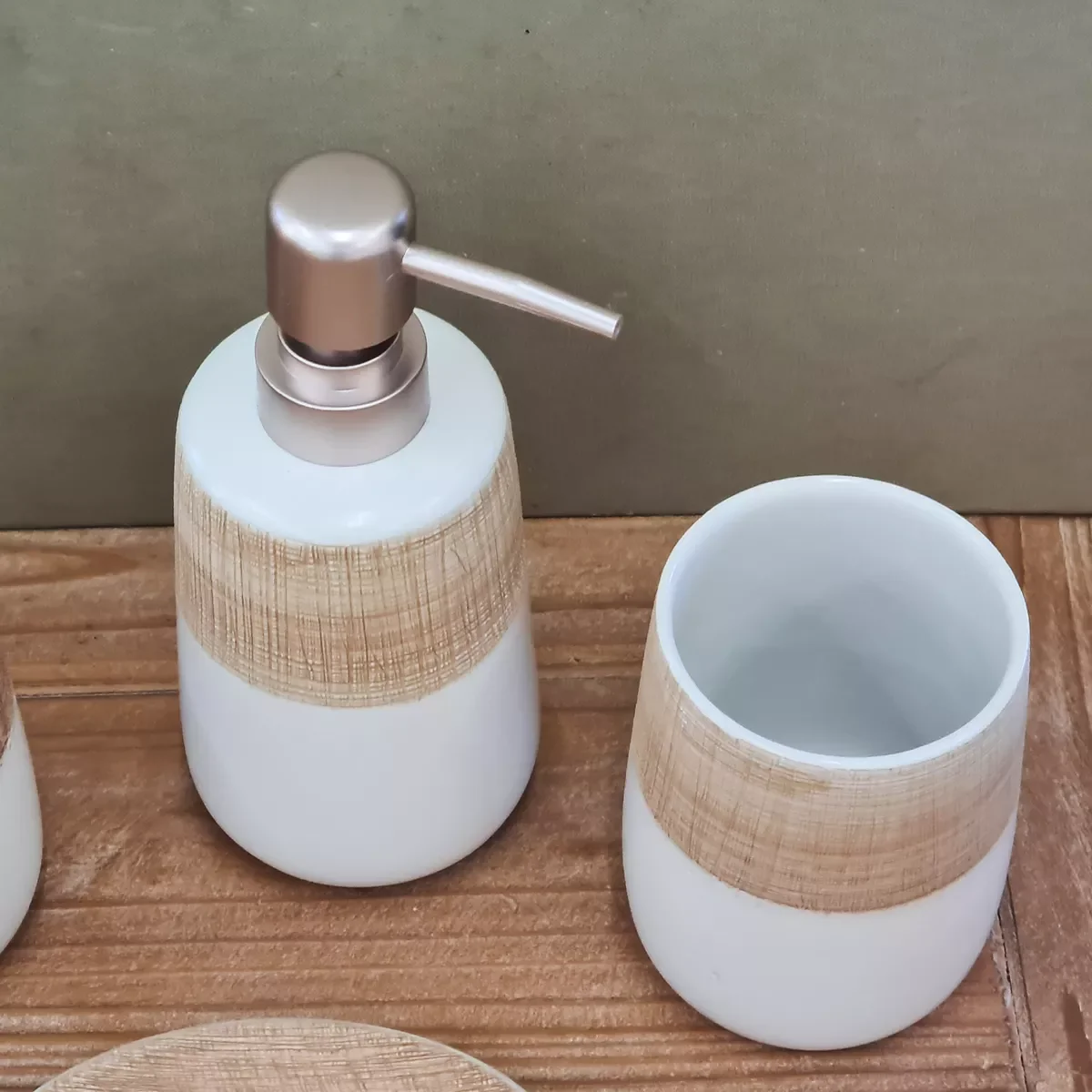 Ver imagem 6 de Kit Banheiro Branco Lavabo 4 Peças Porta Sabonete Liquído Mesclado Marrom