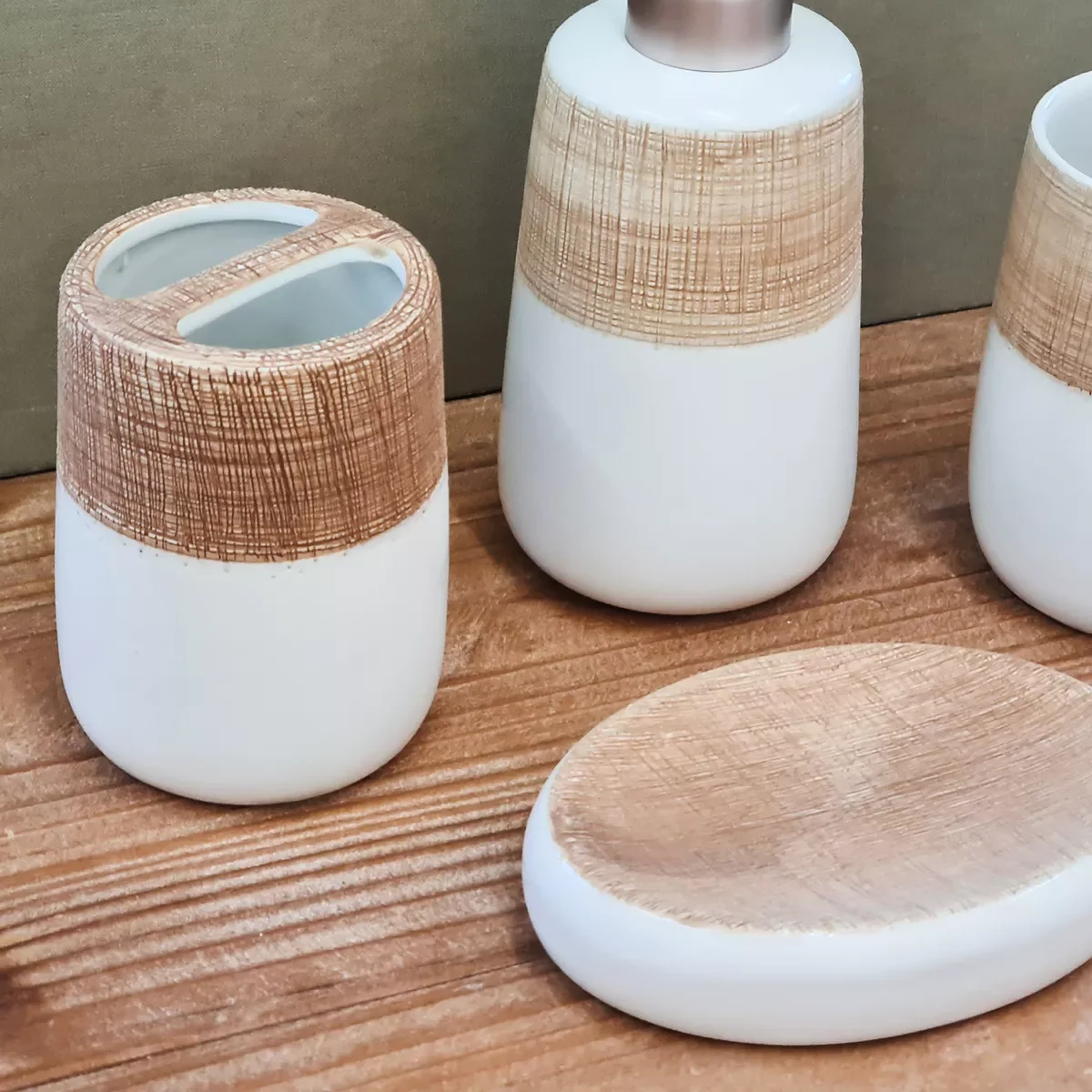 Ver imagem 4 de Kit Banheiro Branco Lavabo 4 Peças Porta Sabonete Liquído Mesclado Marrom