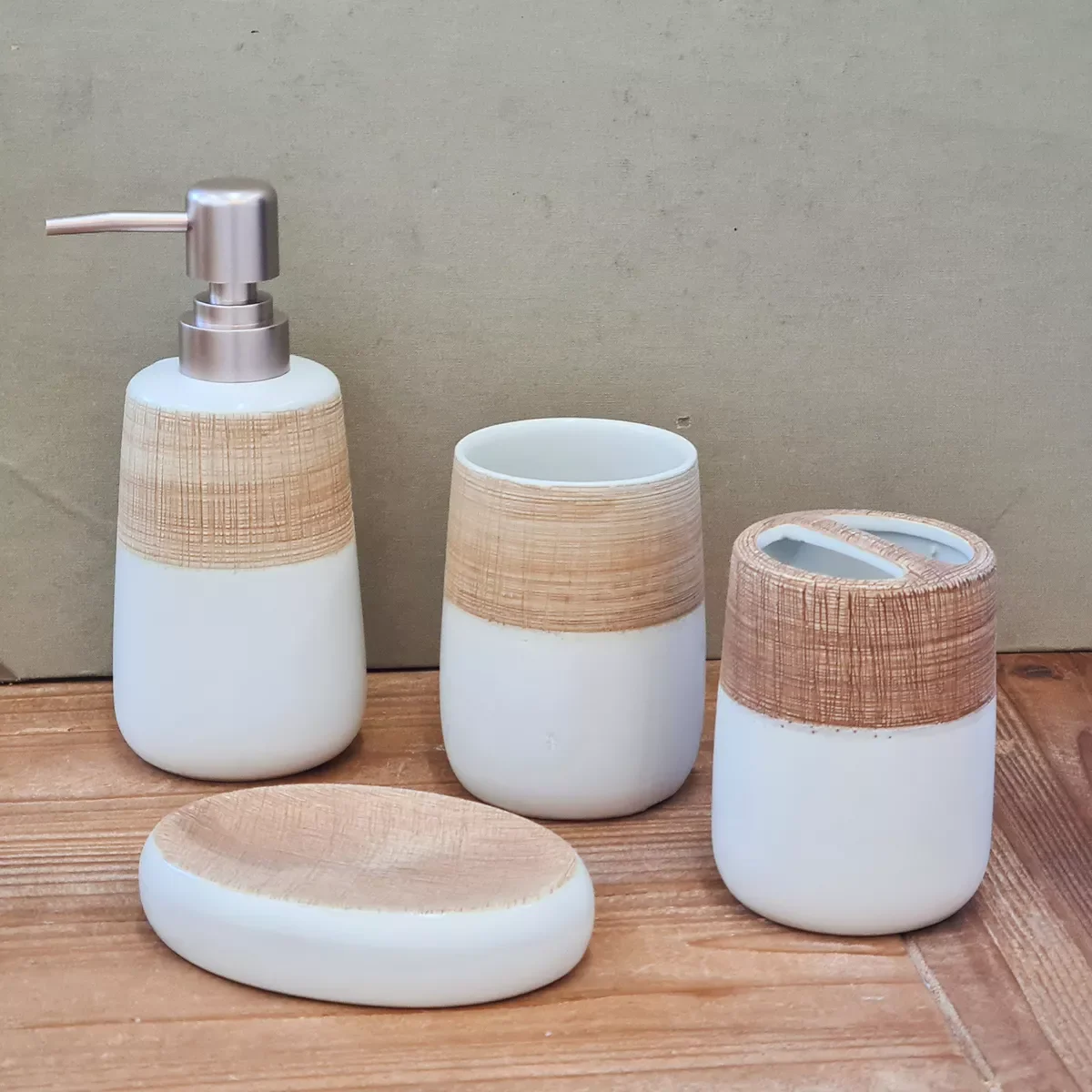 Ver imagem 3 de Kit Banheiro Branco Lavabo 4 Peças Porta Sabonete Liquído Mesclado Marrom