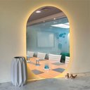 Ver imagem 1 de Espelho Brillare Orgânico Oval Grande com Led 80x50cm Lapidado À Pilha ou Fonte Branco Quente