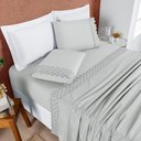 Ver imagem 1 de Jogo Cama Lençol Bouclê Solteiro Micro Percal 200 Fios C/ Laise Bordada 3 Peças - Cinza Geada