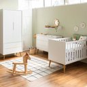 Ver imagem 1 de Kit Quarto Theo com Pés Retrô Mel - Berço + Cômoda 3 Gavetas e 1 Porta + Guarda-roupa 2 Portas - Bra