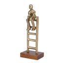 Ver imagem 3 de Escultura Decorativa Pessoa em Madeira e Metal Dourado 33cm 22211 Mart