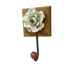 Ver imagem 2 de Cabideiro Gancho 1 Flor de Metal Branca e Madeira Peroba