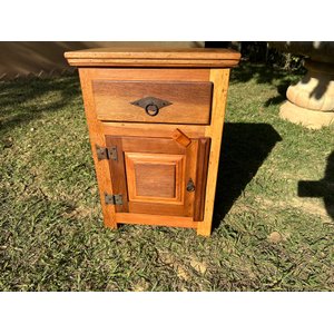 Mesa de Cabeceira com Portinha em Madeira de Demolição