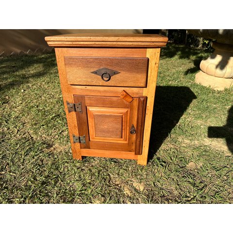 Mesa de Cabeceira com Portinha em Madeira de Demolição