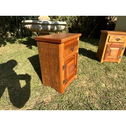 Mesa de Cabeceira com Portinha em Madeira de Demolição - 2