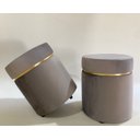 Ver imagem 1 de Kit 2 Puffs Redondo com Cinta Dourada Elegante Moderno Luxo Cor Veludo Cinza Decorar Sala Moveis