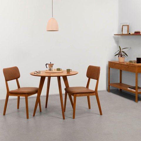 Conjunto Mesa de Jantar Square Redonda Louro Freijó - 88cm + 2 Cadeiras Lalá Estofada PU - Cognac Co