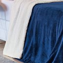Ver imagem 2 de Cobertor Fênix Queen Sherpa Pele de Carneiro + Mantinha Flannel 1 Peça - Azul Marinho