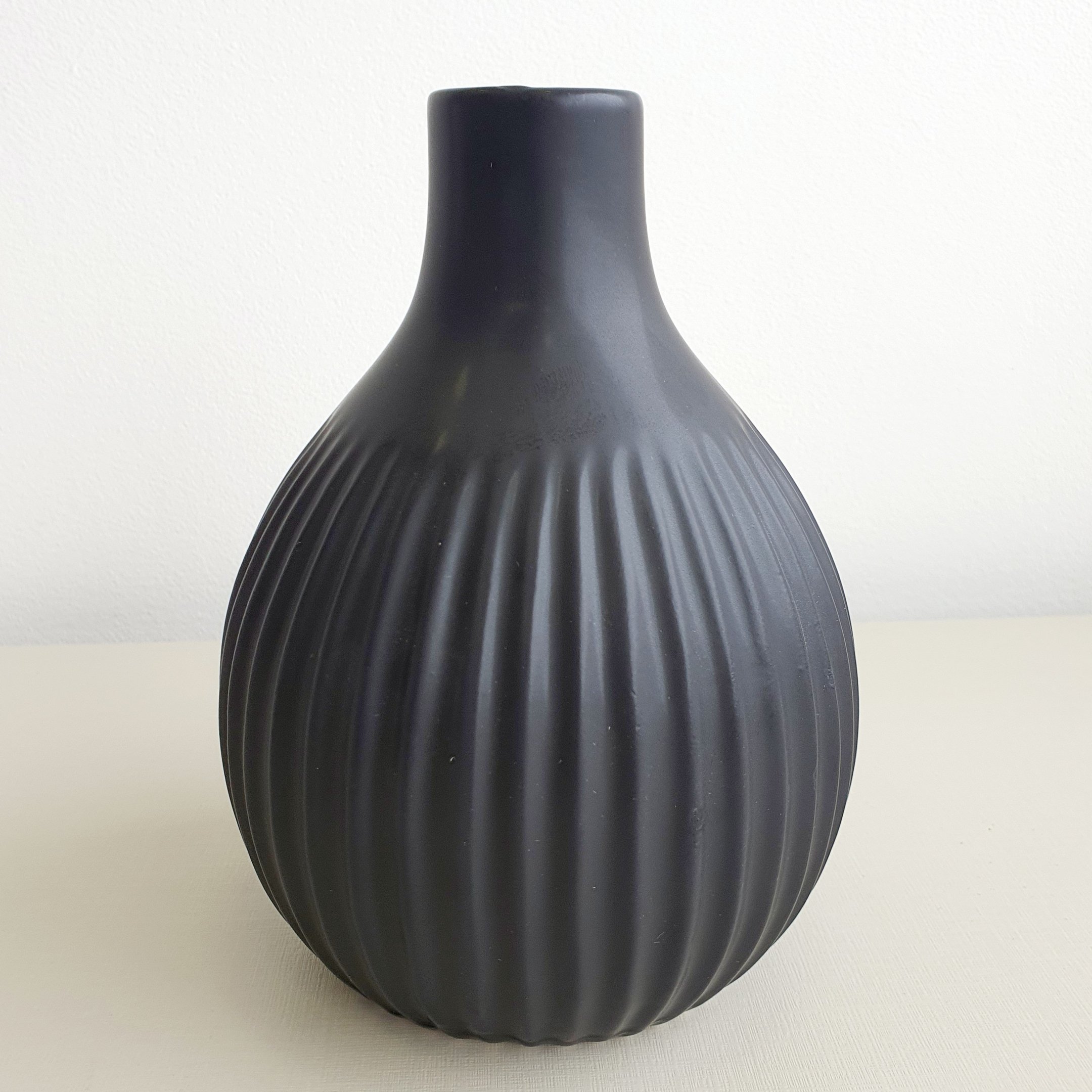 Vaso de Vidro Canelado Preto Fosco 17 cm