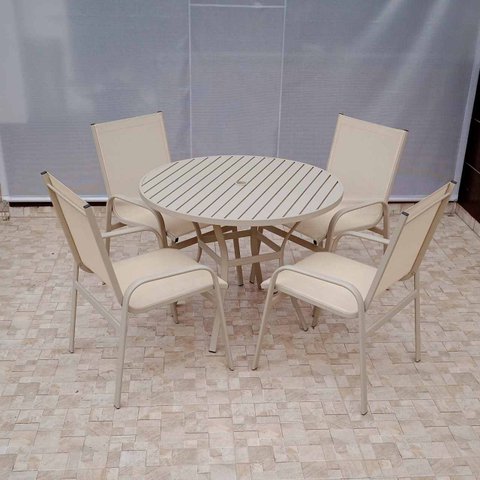 Conjunto Maresias - Mesa com Tampo Ripado em Alumínio com 1.0m de diâmetro e quatro Cadeiras em Alum