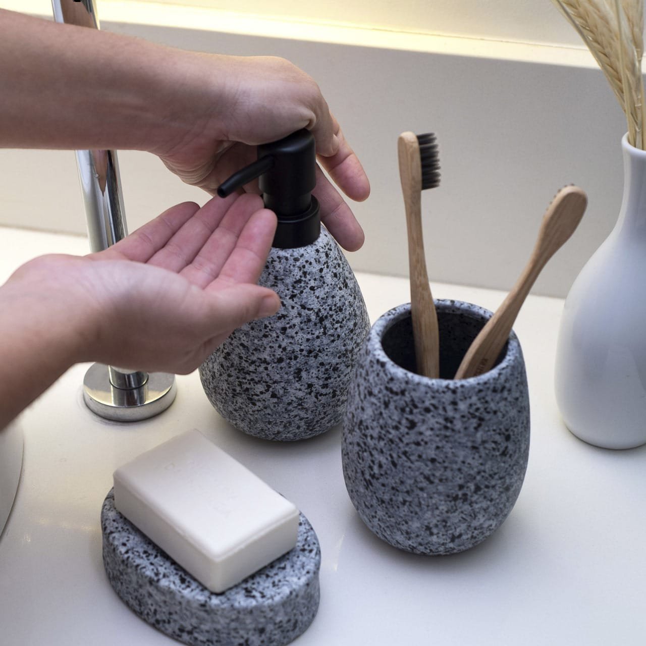 Porta Sabonete Liquido de Ceramica Granulado Cinza - Oikos - 2