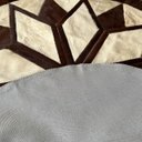 Ver imagem 2 de Tapete De Couro Redondo Castanho E Bege claro 1,20 Diâmetro