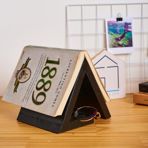 Porta livro e óculos de madeira preto