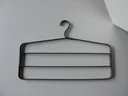 Ver imagem 4 de 1 Cabides de Metal Triplo Cabide P./ Eletrostática Armário