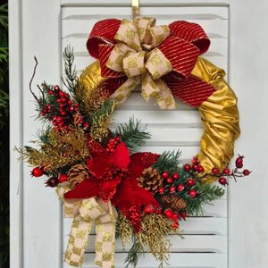 Guirlanda Forrada com Tecido Ouro, Laços e e Flores em Vermelho e Fitas Rosadas.
