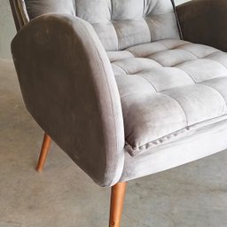 Poltrona Tasca com Puff Pillow Estofado Pé de Madeira Veludo:cinza Claro - 3