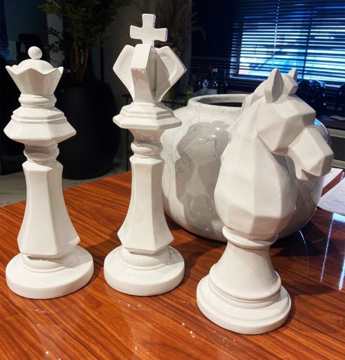 Tabuleiro e peças de mármore para xadrez com peças de b