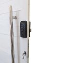 Ver imagem 4 de Porta Pivotante de Alumínio Branco Com Puxador com Fechadura Digital Linha Roma/Direita/ 210 x 120