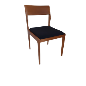 CADEIRA EM MADEIRA COM ASSENTO ESTOFADO PRETO. COR NATURAL