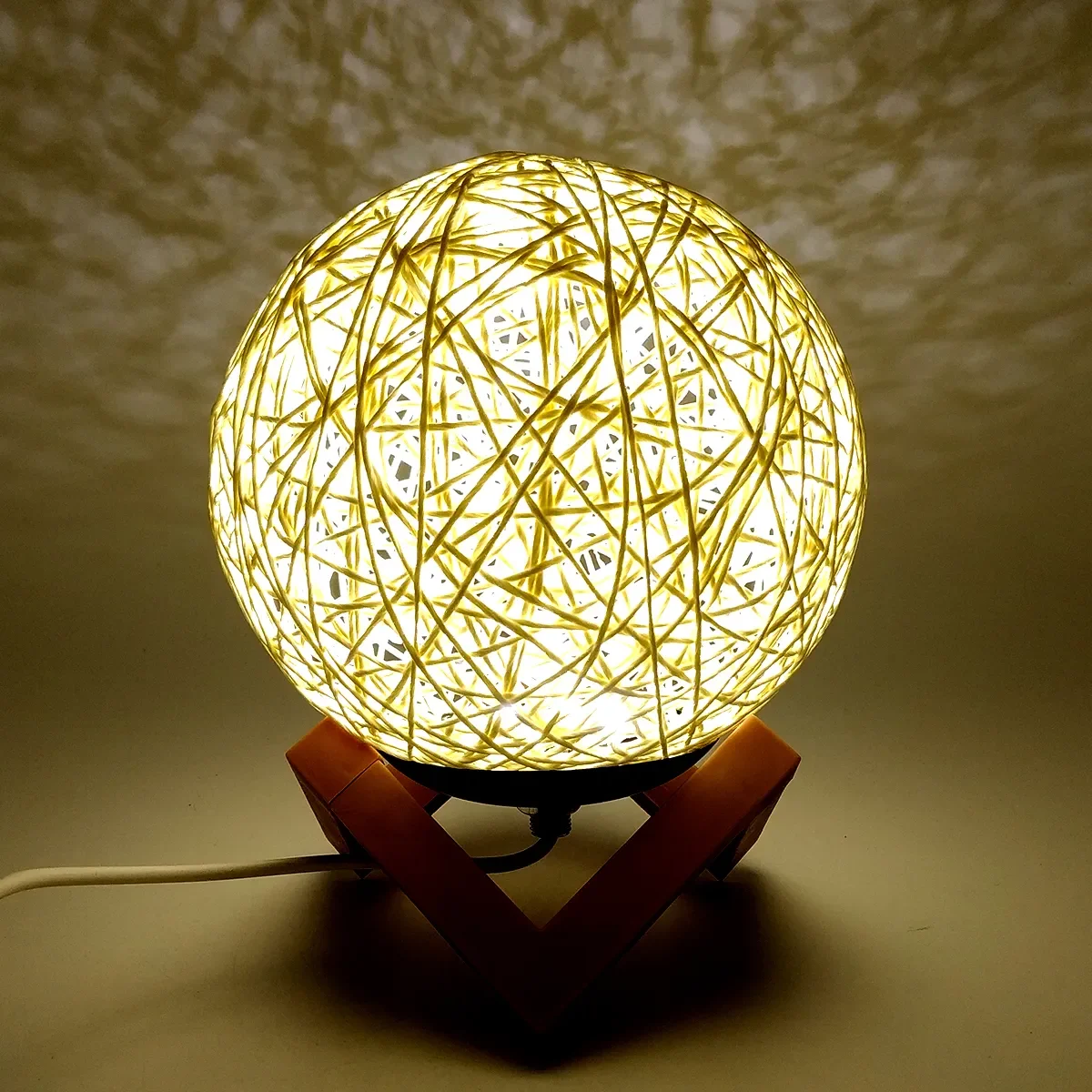 Ver imagem 2 de Luminária Decorativa Bola de Barbante Usb : Ilumine Sua Casa com Estilo e Aconchego