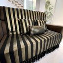 Ver imagem 5 de Kit Manta Listrado, 2 Capas de Almofada e 1 Almofada Retangular Luxo Preto e Dourado 45cmx45cm