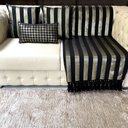 Ver imagem 2 de Kit Manta Listrado, 2 Capas de Almofada e 1 Almofada Retangular Luxo Preto e Dourado 45cmx45cm