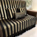 Ver imagem 1 de Kit Manta Listrado, 2 Capas de Almofada e 1 Almofada Retangular Luxo Preto e Dourado 45cmx45cm