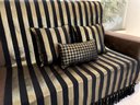 Ver imagem 6 de Kit Manta Listrado, 2 Capas de Almofada e 1 Almofada Retangular Luxo Preto e Dourado 45cmx45cm