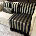 Ver imagem 4 de Kit Manta Listrado, 2 Capas de Almofada e 1 Almofada Retangular Luxo Preto e Dourado 45cmx45cm