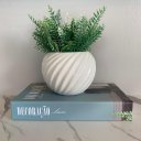 Ver imagem 2 de Livro decorativo e vaso branco de cerâmica com trabalhado