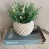 Livro decorativo e vaso branco de cerâmica com trabalhado - 4