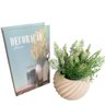 Livro decorativo e vaso branco de cerâmica com trabalhado - 1