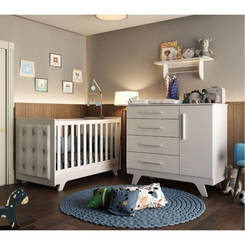 Quarto de Bebê com Cômoda de Bebê e Berço com Capitonê e Prateleira Retrô Jolie