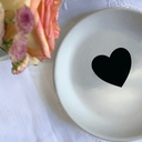 Ver imagem 4 de Prato de Cerâmica Branca - Coração Preto - Casa Toco